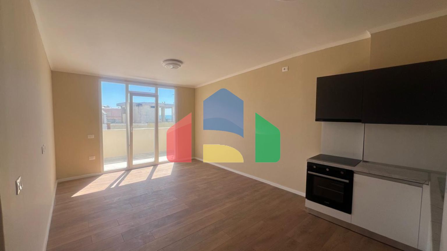 2+1 с балконом, р-н Пляж возле комплекса Florida, 94 м.кв