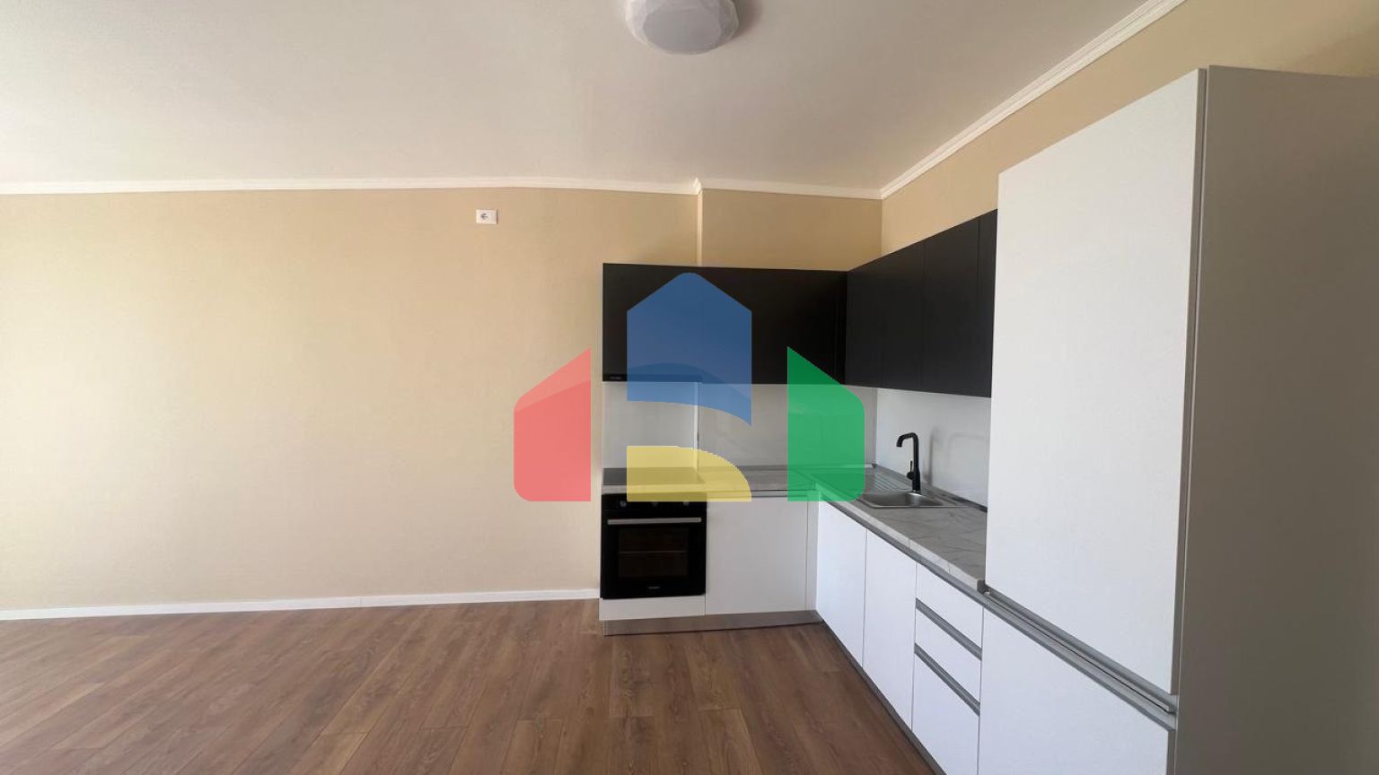 2+1 с балконом, р-н Пляж возле комплекса Florida, 94 м.кв