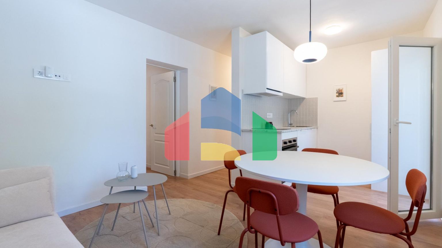 СВЕТЛАЯ КВАРТИРА С СОВРЕМЕННЫМ РЕМОНТОМ В ЗЕЛЕНОМ РАЙОНЕ PALOMERAS SURESTE, МАДРИД