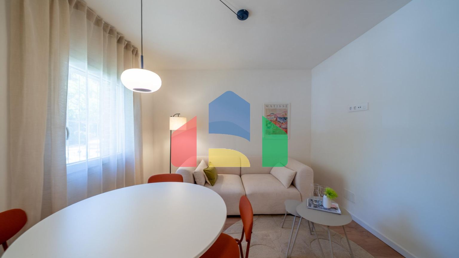 СВЕТЛАЯ КВАРТИРА С СОВРЕМЕННЫМ РЕМОНТОМ В ЗЕЛЕНОМ РАЙОНЕ PALOMERAS SURESTE, МАДРИД