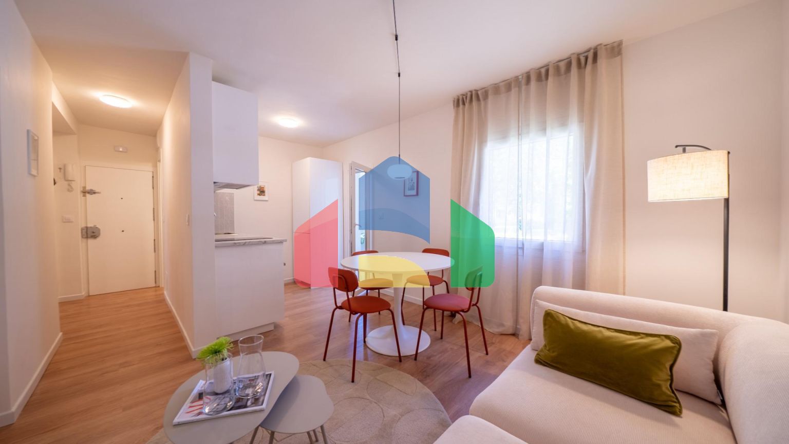 СВЕТЛАЯ КВАРТИРА С СОВРЕМЕННЫМ РЕМОНТОМ В ЗЕЛЕНОМ РАЙОНЕ PALOMERAS SURESTE, МАДРИД