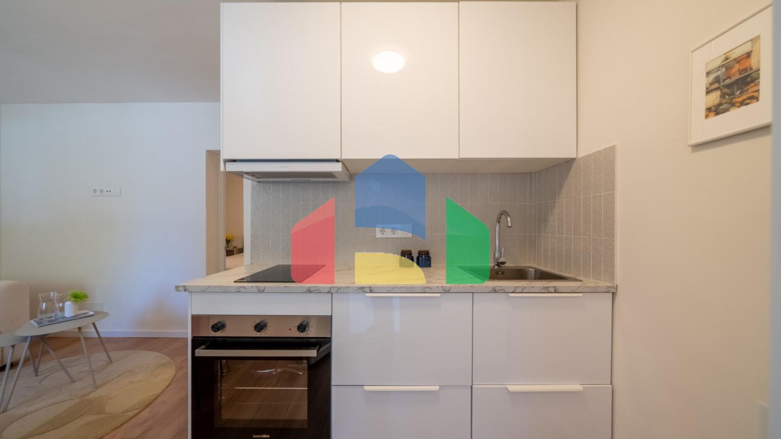 СВЕТЛАЯ КВАРТИРА С СОВРЕМЕННЫМ РЕМОНТОМ В ЗЕЛЕНОМ РАЙОНЕ PALOMERAS SURESTE, МАДРИД