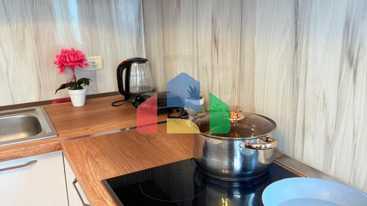 1+1 с балконом, р-н Пляж, 55 м.кв, 50 метров до моря