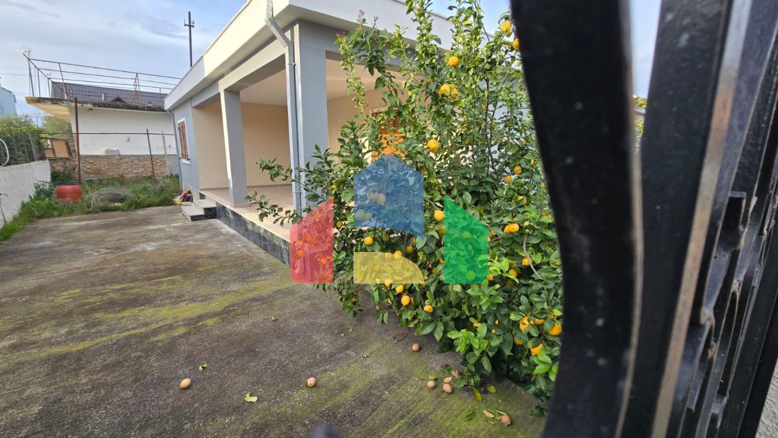 Дом во Влере возле исторической части города, 109 м.кв + земля 304.6 м.кв 