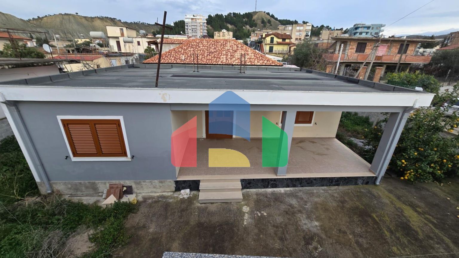 Дом во Влере возле исторической части города, 109 м.кв + земля 304.6 м.кв 