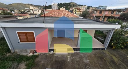 Дом во Влере возле исторической части города, 109 м.кв + земля 304.6 м.кв 