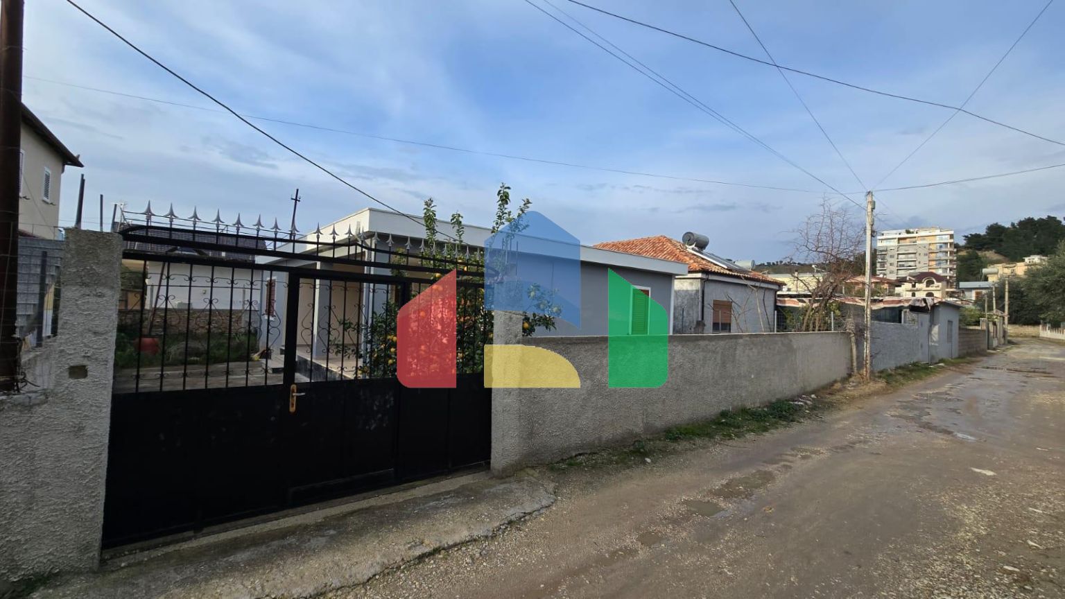 Дом во Влере возле исторической части города, 109 м.кв + земля 304.6 м.кв 