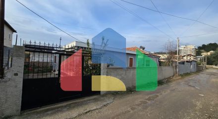 Дом во Влере возле исторической части города, 109 м.кв + земля 304.6 м.кв 