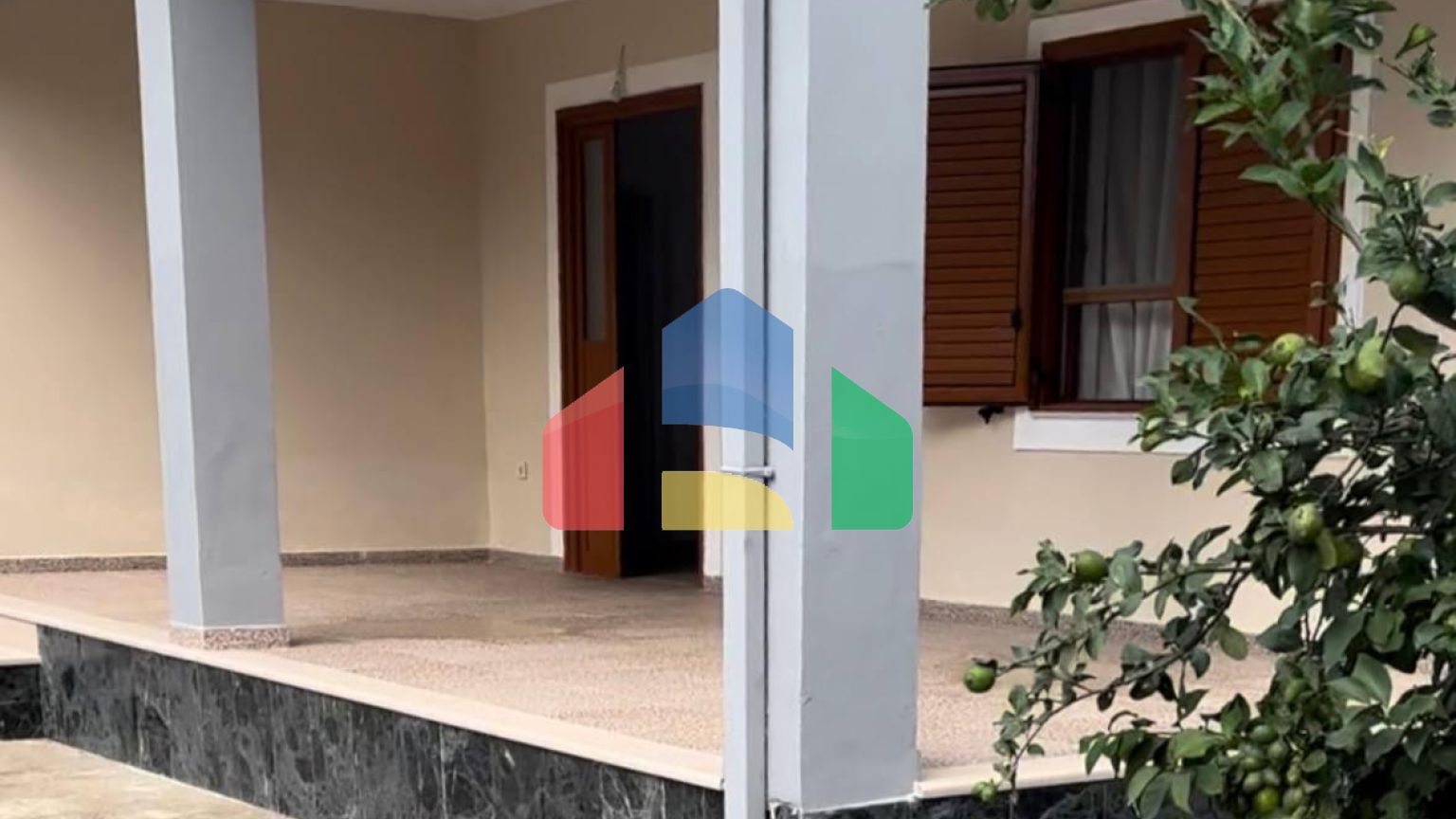 Дом во Влере возле исторической части города, 109 м.кв + земля 304.6 м.кв 