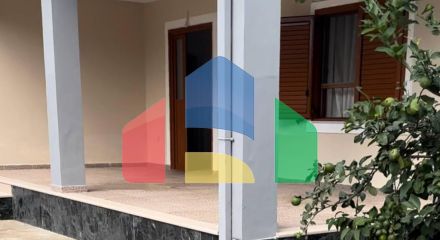 Дом во Влере возле исторической части города, 109 м.кв + земля 304.6 м.кв 