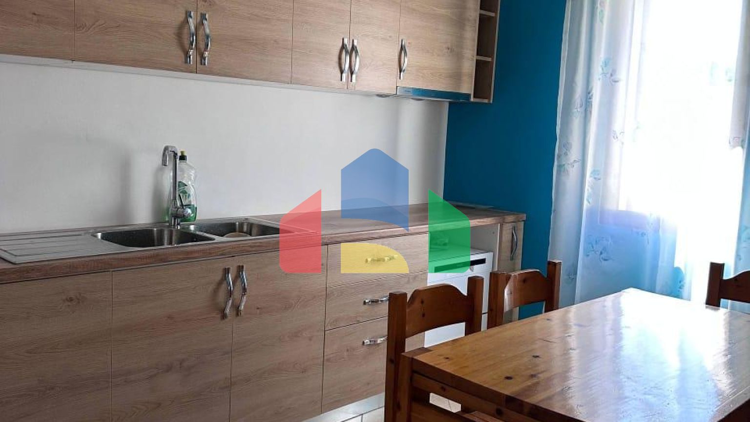 Дом во Влере возле исторической части города, 109 м.кв + земля 304.6 м.кв 