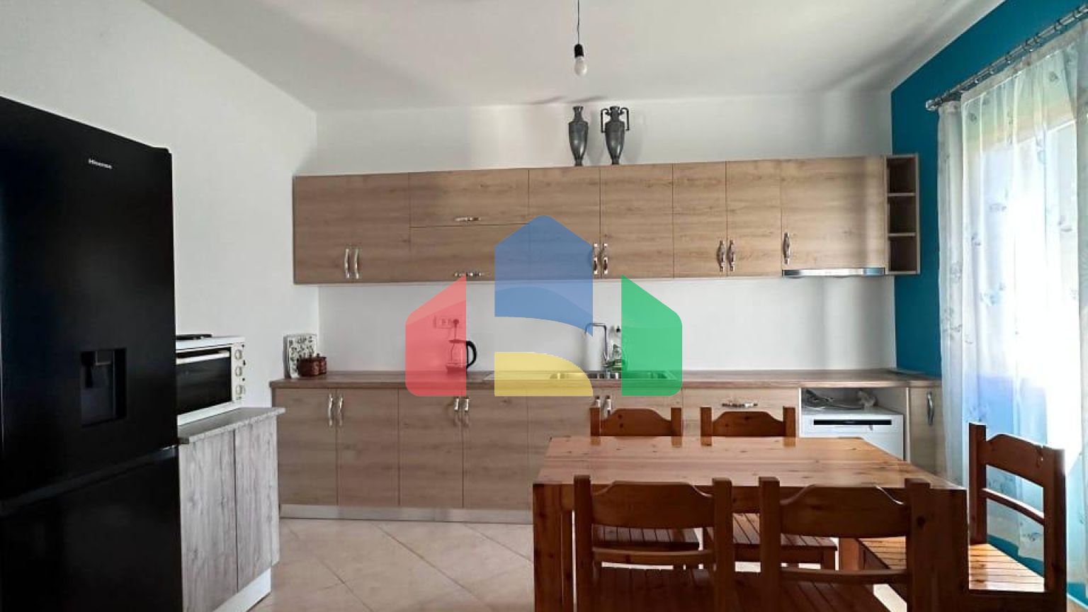 Дом во Влере возле исторической части города, 109 м.кв + земля 304.6 м.кв 