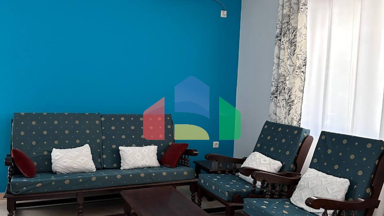 Дом во Влере возле исторической части города, 109 м.кв + земля 304.6 м.кв 