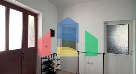 Дом во Влере возле исторической части города, 109 м.кв + земля 304.6 м.кв 