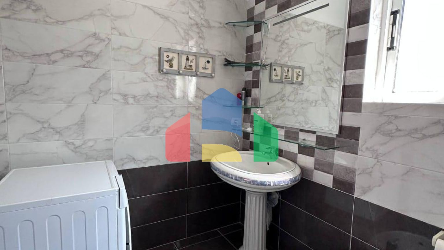 Дом во Влере возле исторической части города, 109 м.кв + земля 304.6 м.кв 