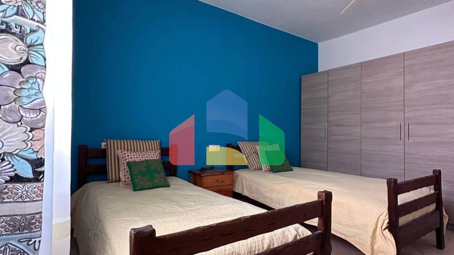 Дом во Влере возле исторической части города, 109 м.кв + земля 304.6 м.кв 