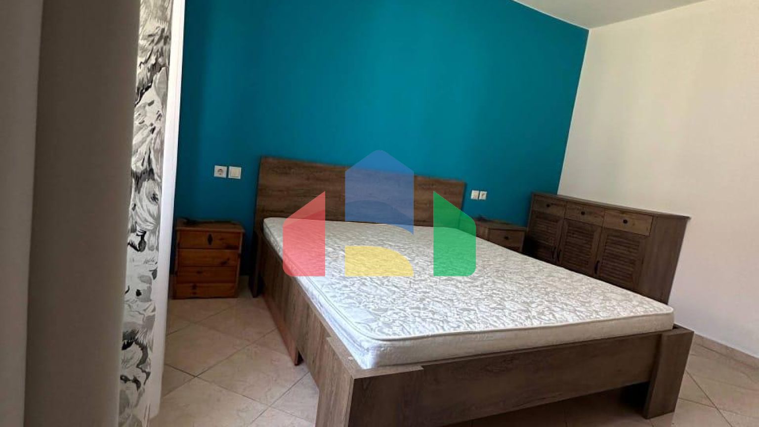 Дом во Влере возле исторической части города, 109 м.кв + земля 304.6 м.кв 