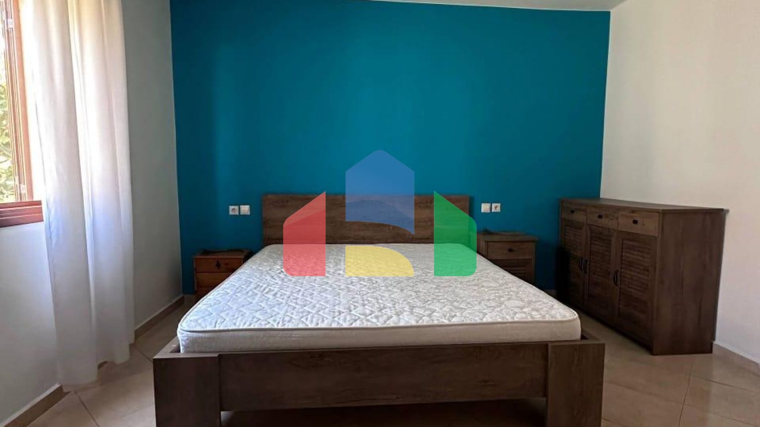 Дом во Влере возле исторической части города, 109 м.кв + земля 304.6 м.кв 