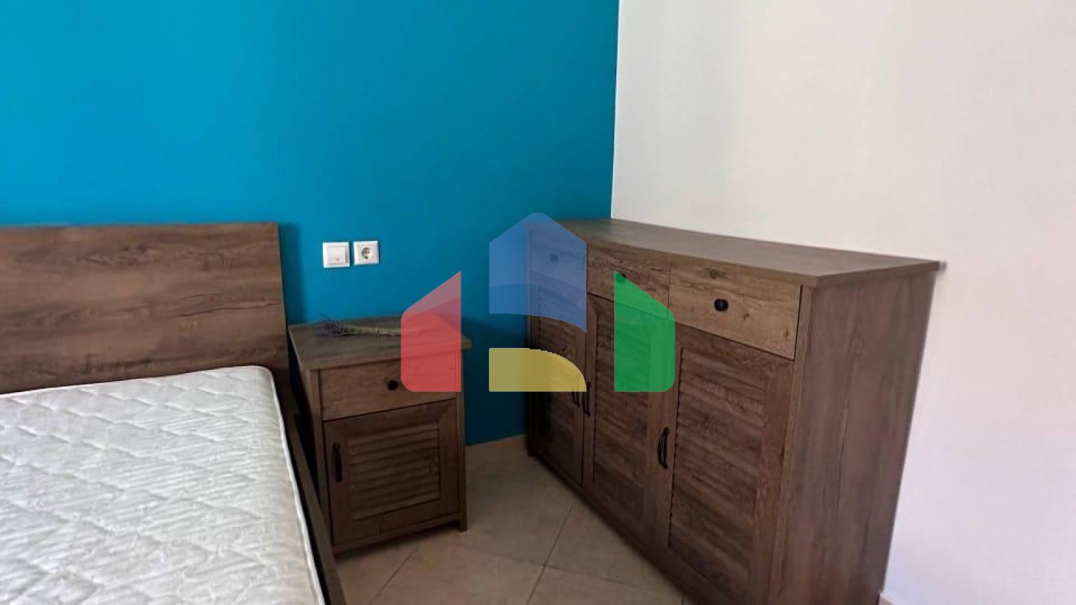 Дом во Влере возле исторической части города, 109 м.кв + земля 304.6 м.кв 