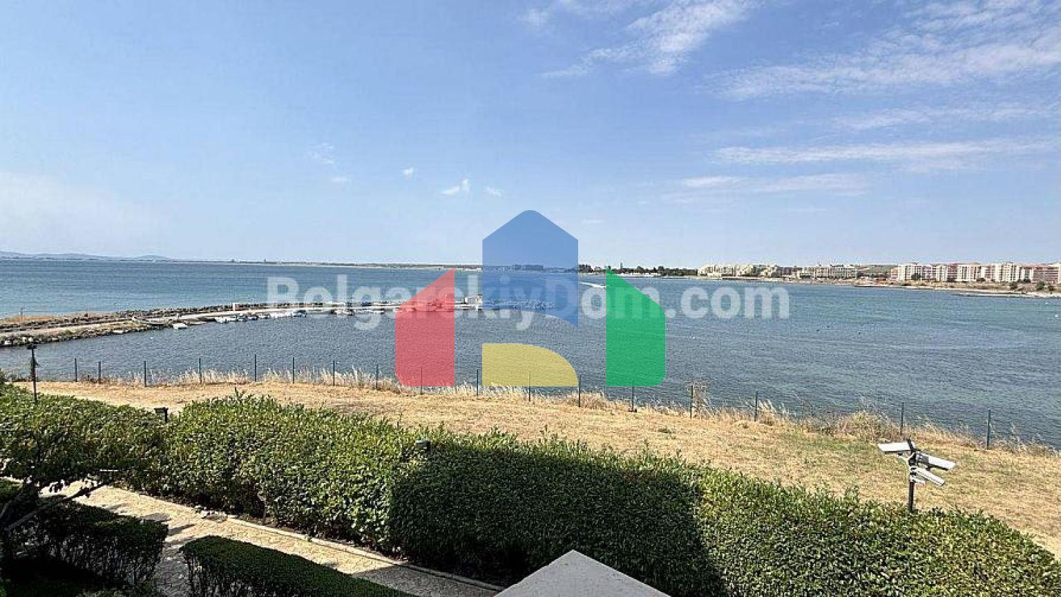 Трикімнатна квартира в Марина Кейп