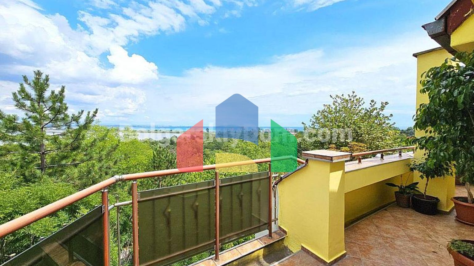 Дворівнева квартира в Бургасі