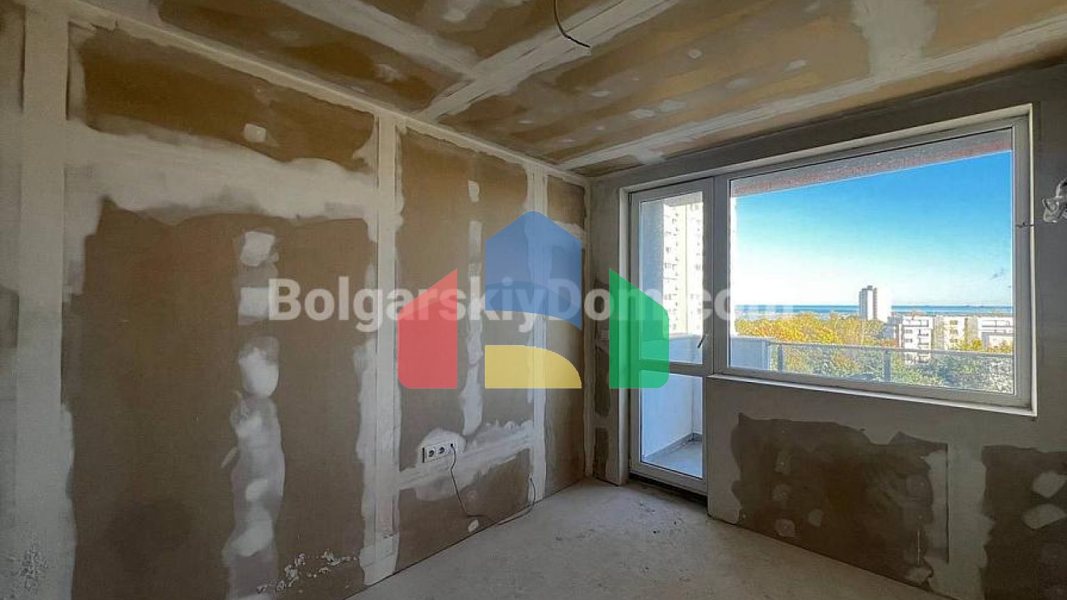 Трикімнатна квартира в Зорниця