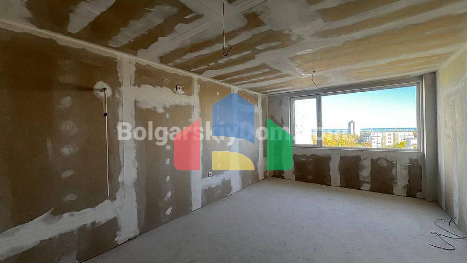 Трикімнатна квартира в Зорниця