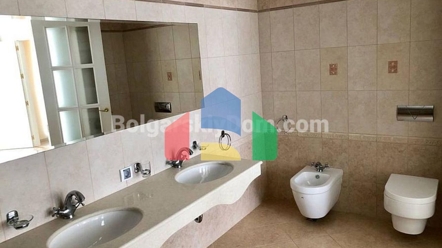 Трикімнатна квартира у Флорес Гарден