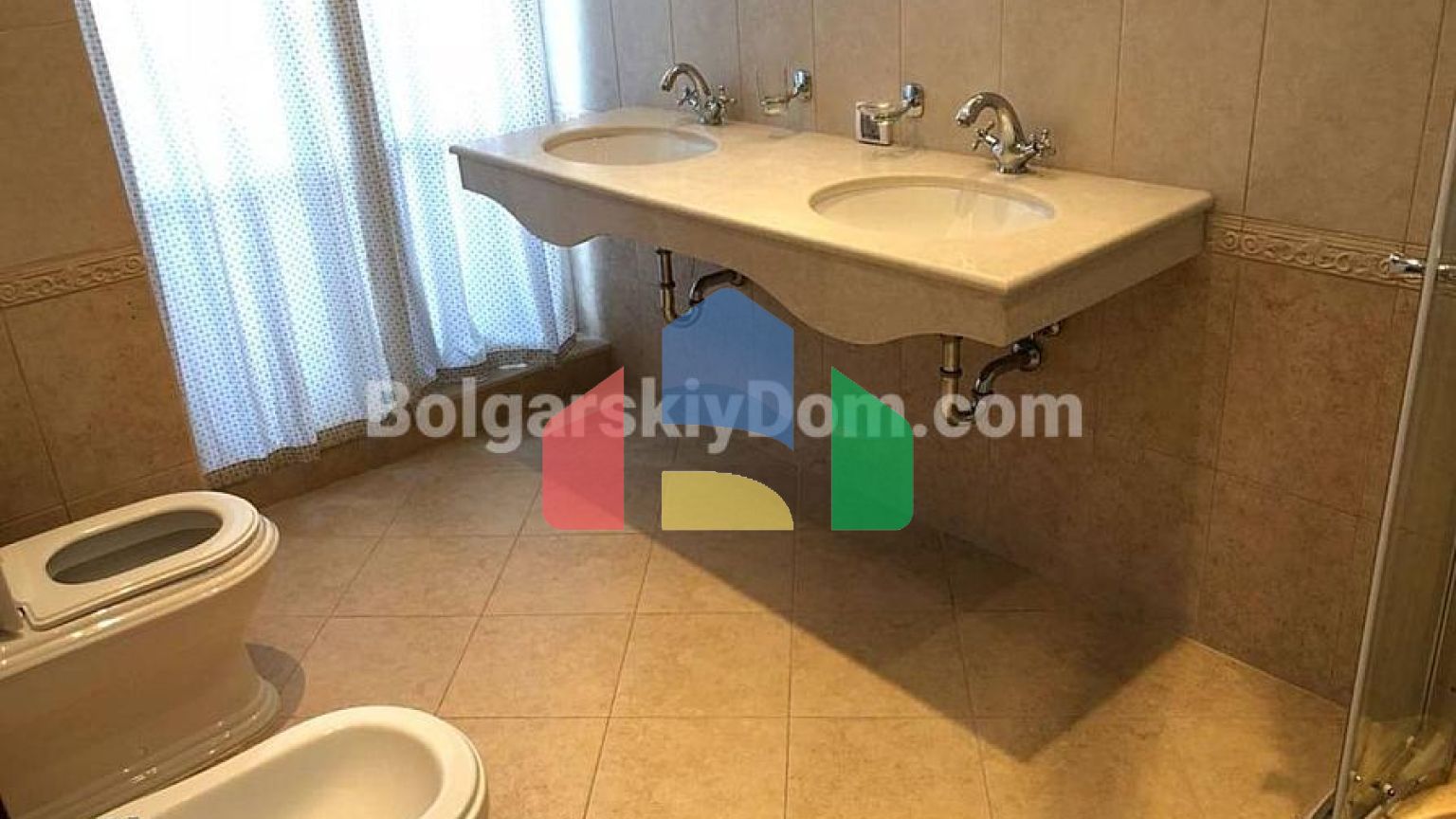 Трикімнатна квартира у Флорес Гарден