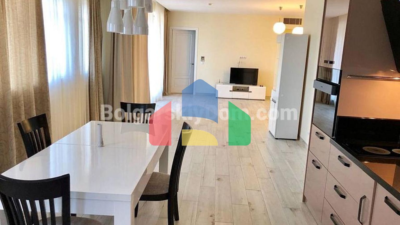 Трикімнатна квартира у Флорес Гарден