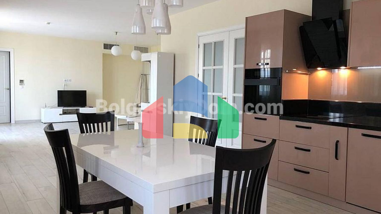 Трикімнатна квартира у Флорес Гарден