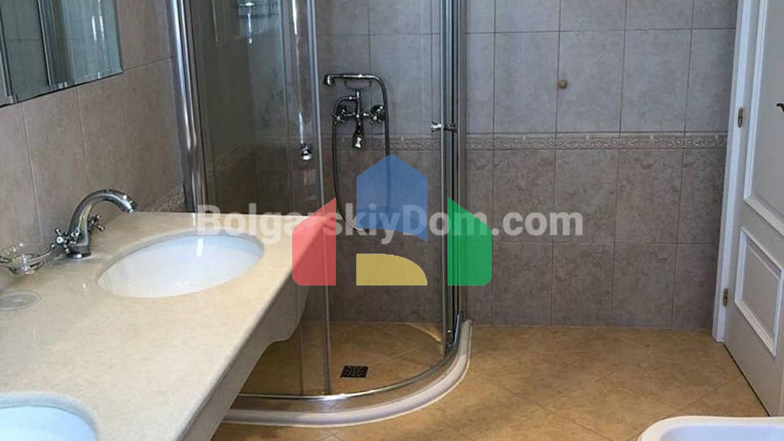 Трикімнатна квартира у Флорес Гарден