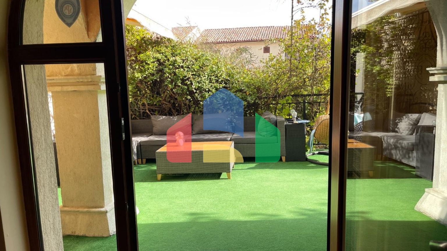 Дом в закрытом коттеджном поселке в Болгарии, локация Елените