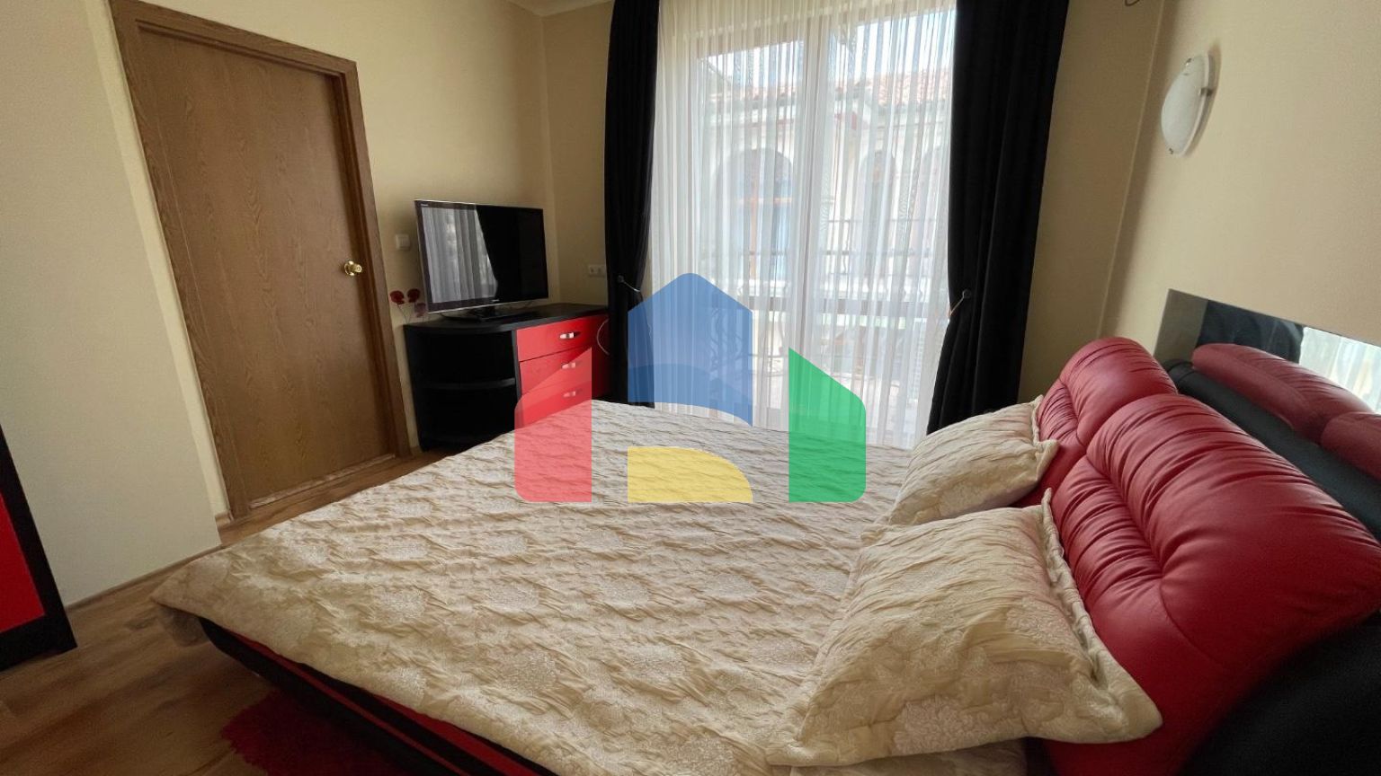 Дом в закрытом коттеджном поселке в Болгарии, локация Елените