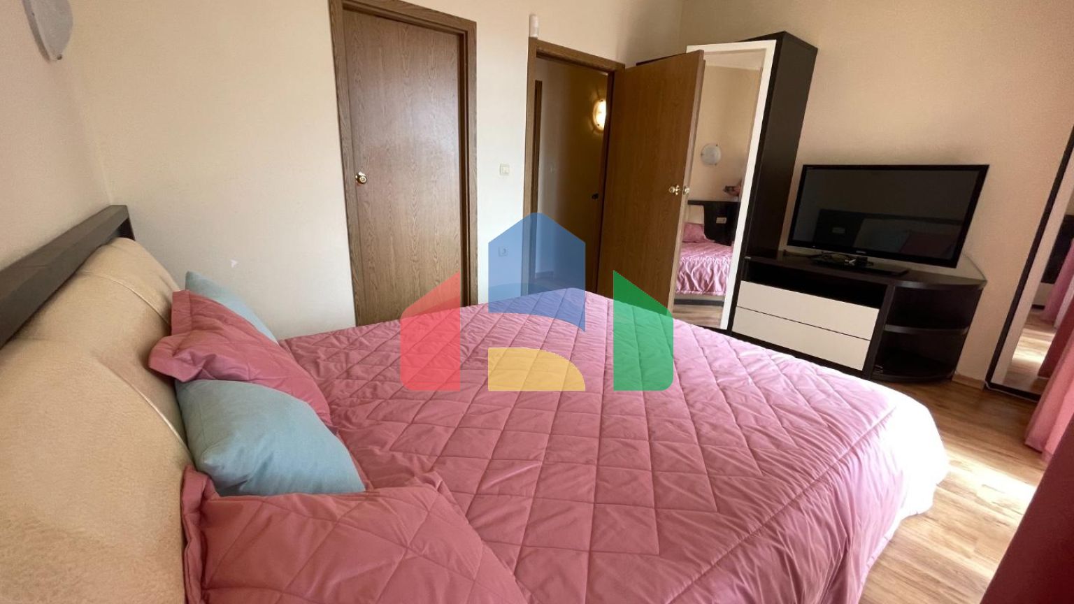 Дом в закрытом коттеджном поселке в Болгарии, локация Елените