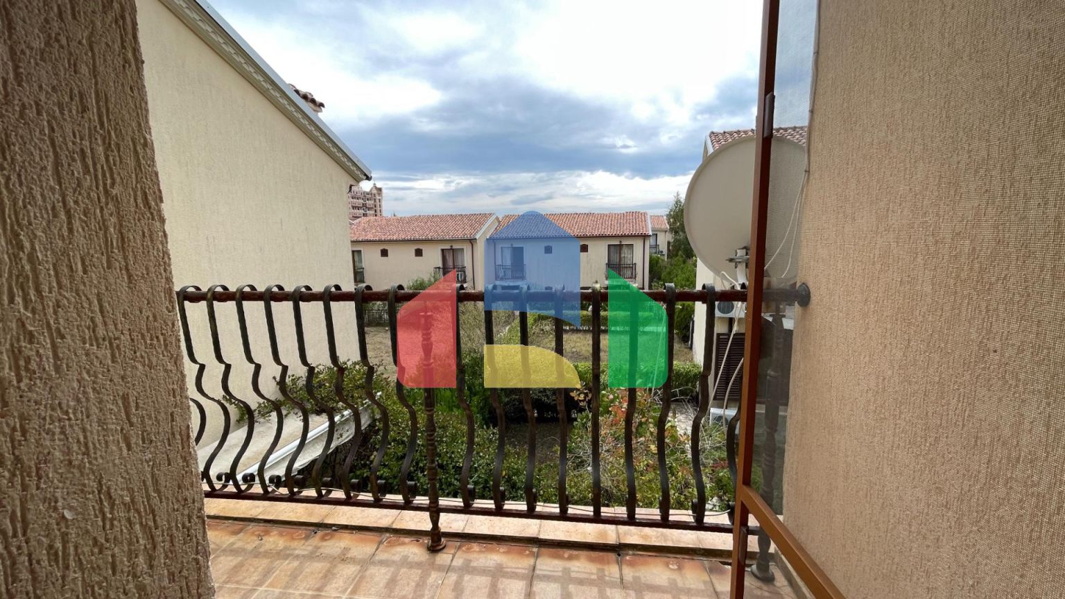 Дом в закрытом коттеджном поселке в Болгарии, локация Елените