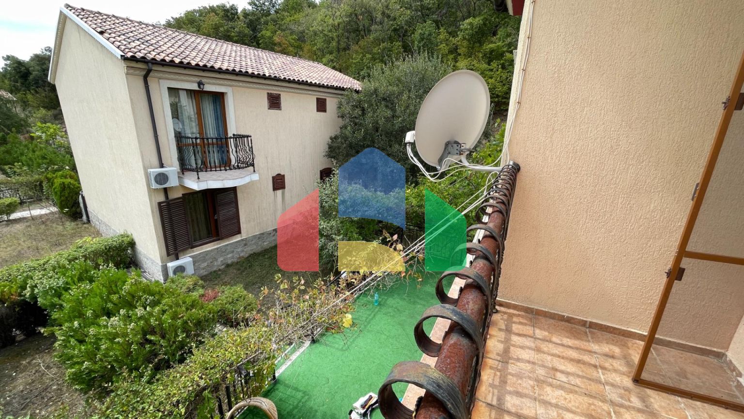 Дом в закрытом коттеджном поселке в Болгарии, локация Елените