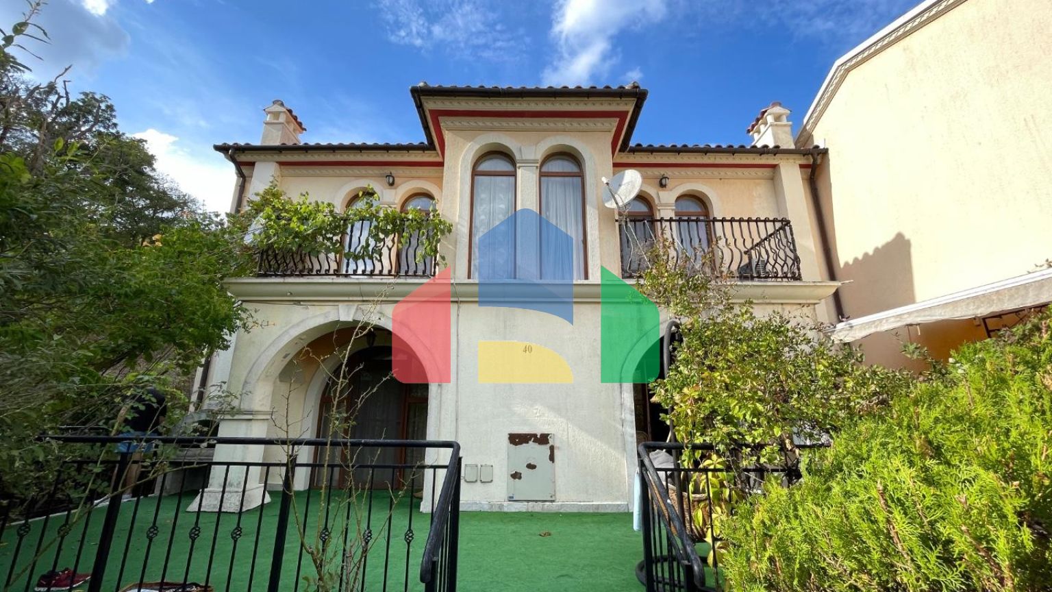 Таунхаус с приватным патио в закрытом коттеджном поселке в Болгарии, локация Елените