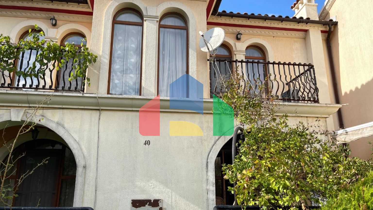 Таунхаус с приватным патио в закрытом коттеджном поселке в Болгарии, локация Елените