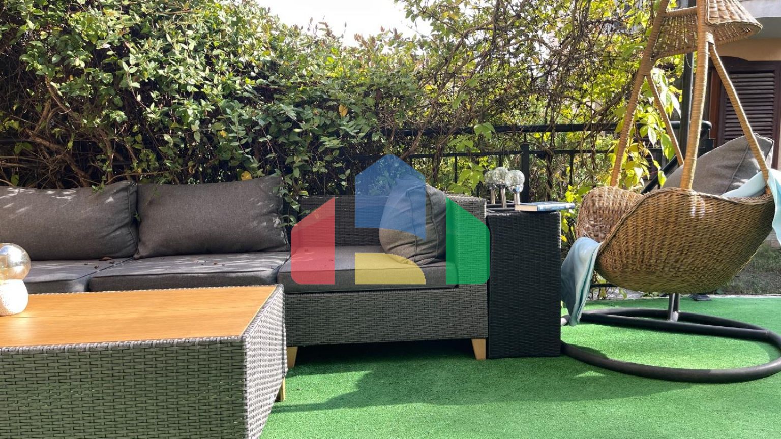 Таунхаус с приватным патио в закрытом коттеджном поселке в Болгарии, локация Елените