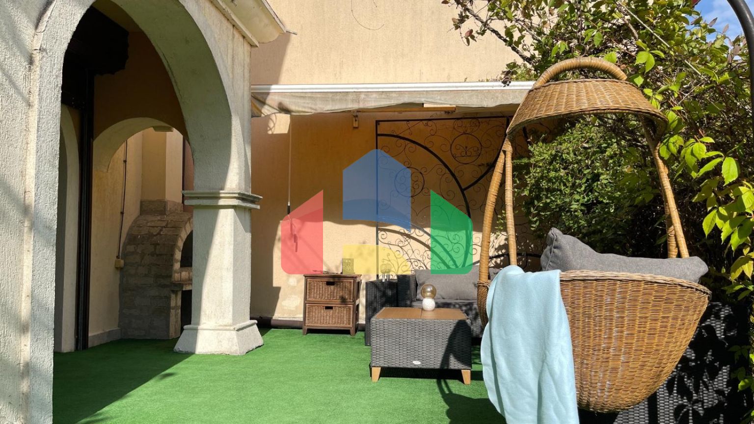 Таунхаус с приватным патио в закрытом коттеджном поселке в Болгарии, локация Елените