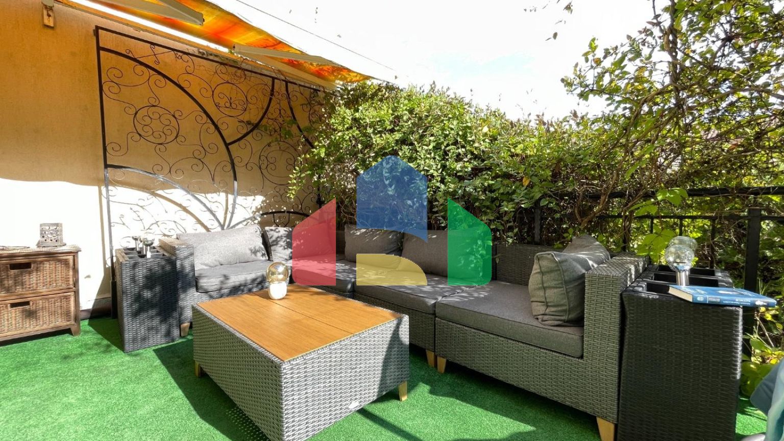 Таунхаус с приватным патио в закрытом коттеджном поселке в Болгарии, локация Елените