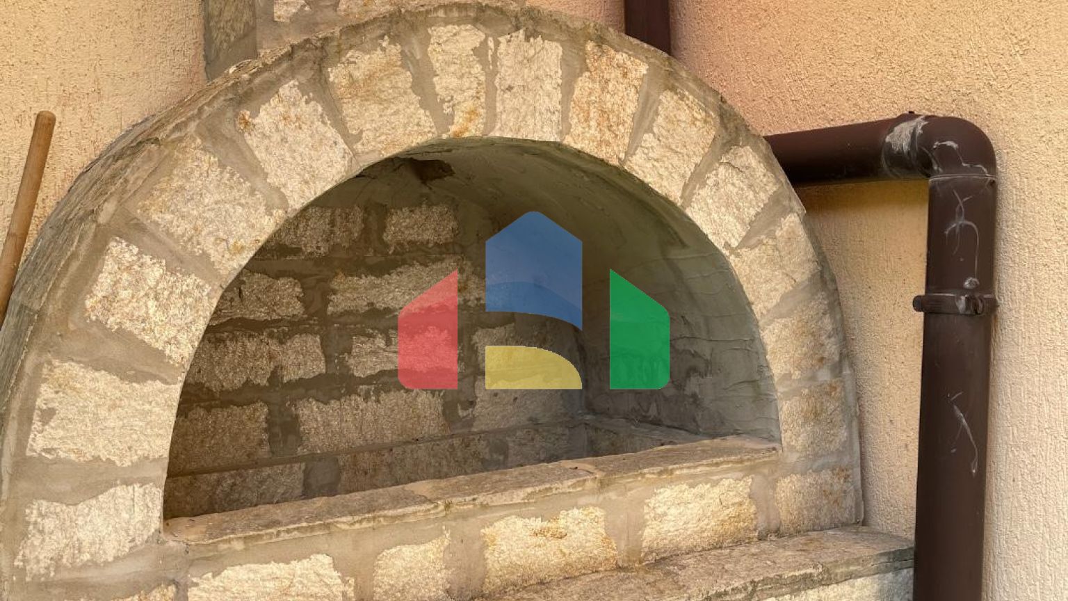 Таунхаус с приватным патио в закрытом коттеджном поселке в Болгарии, локация Елените