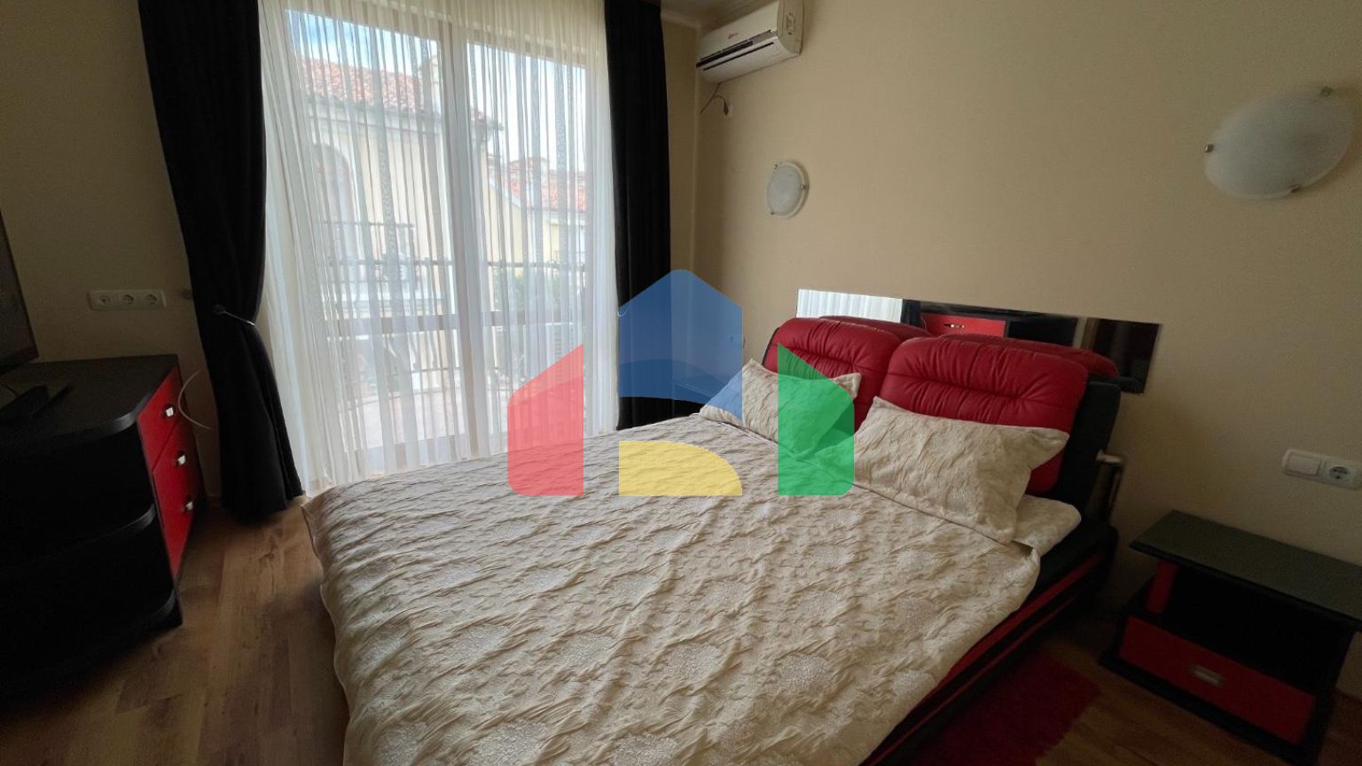 Таунхаус с приватным патио в закрытом коттеджном поселке в Болгарии, локация Елените