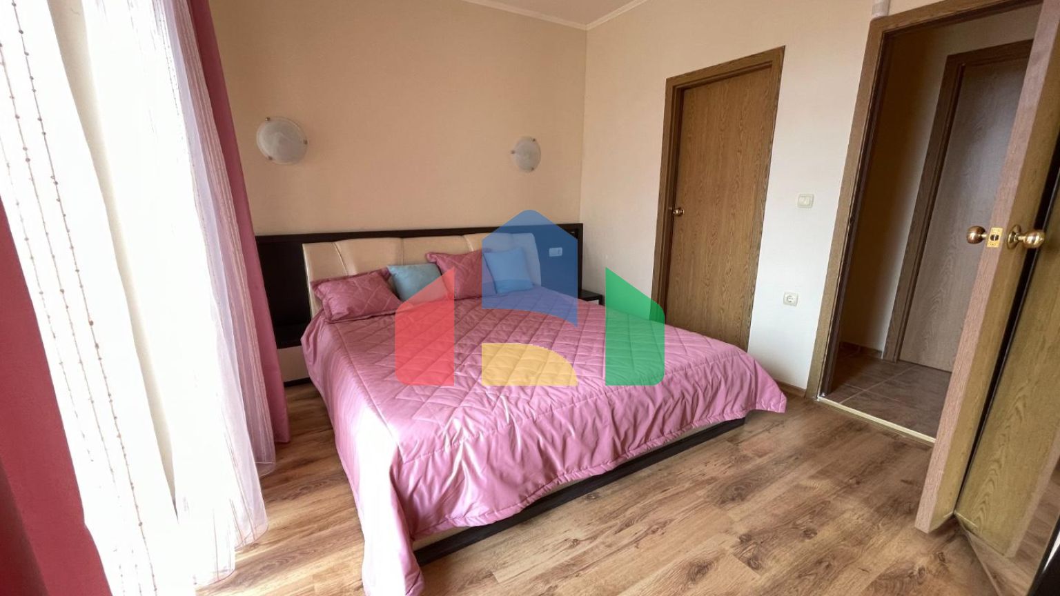 Таунхаус с приватным патио в закрытом коттеджном поселке в Болгарии, локация Елените