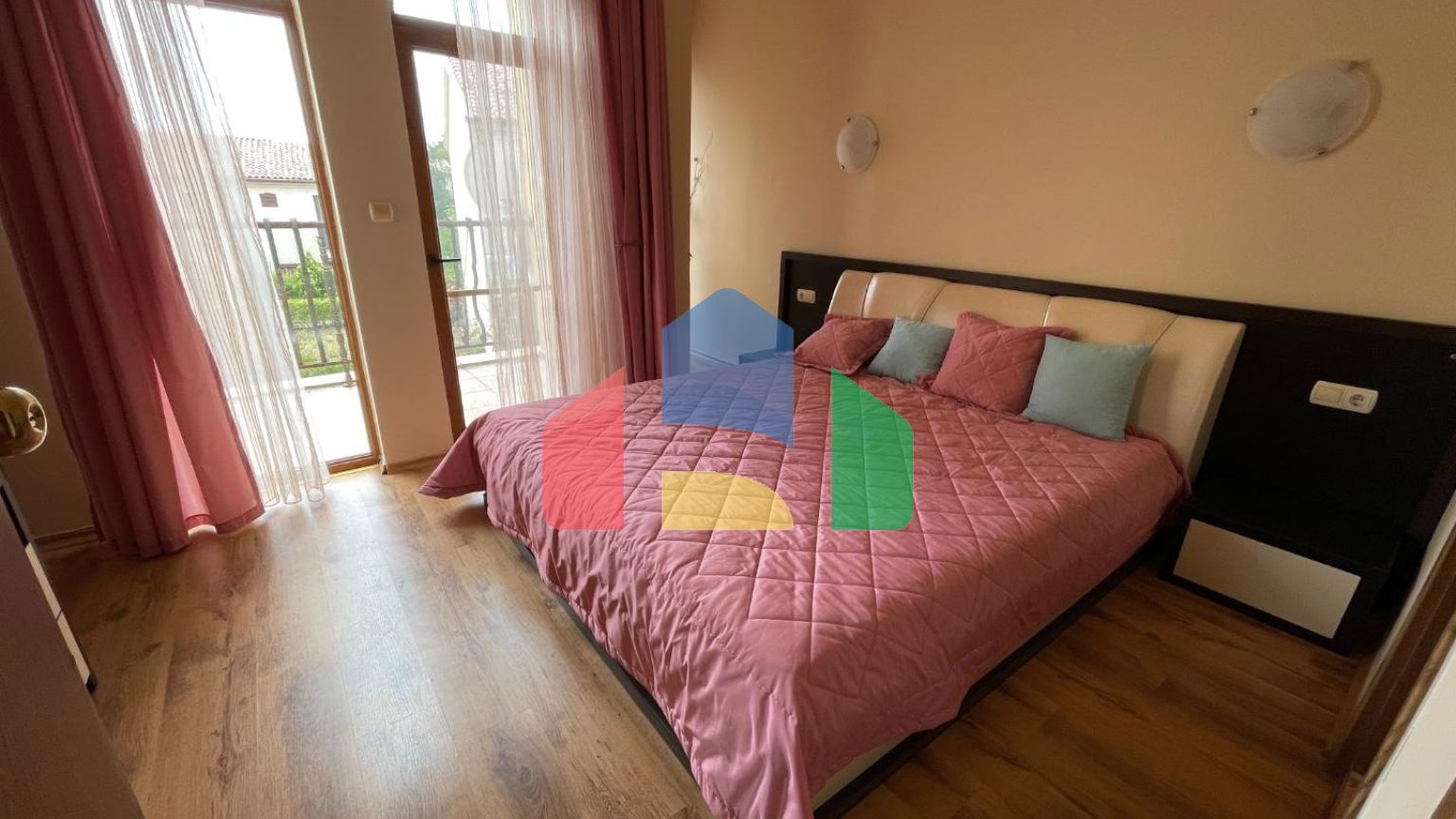 Таунхаус с приватным патио в закрытом коттеджном поселке в Болгарии, локация Елените