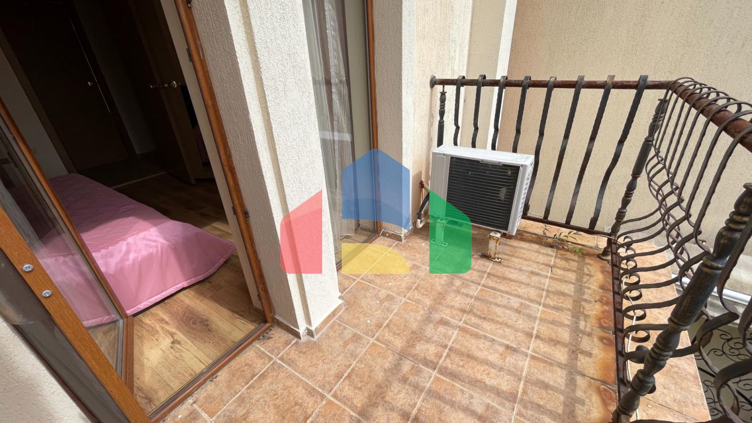 Таунхаус с приватным патио в закрытом коттеджном поселке в Болгарии, локация Елените