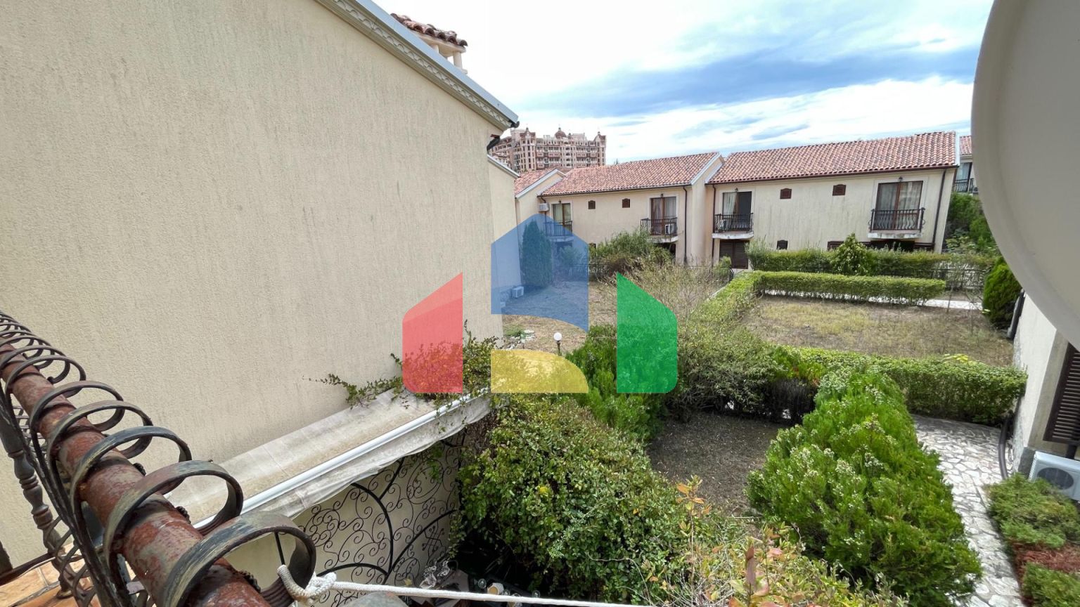 Таунхаус с приватным патио в закрытом коттеджном поселке в Болгарии, локация Елените