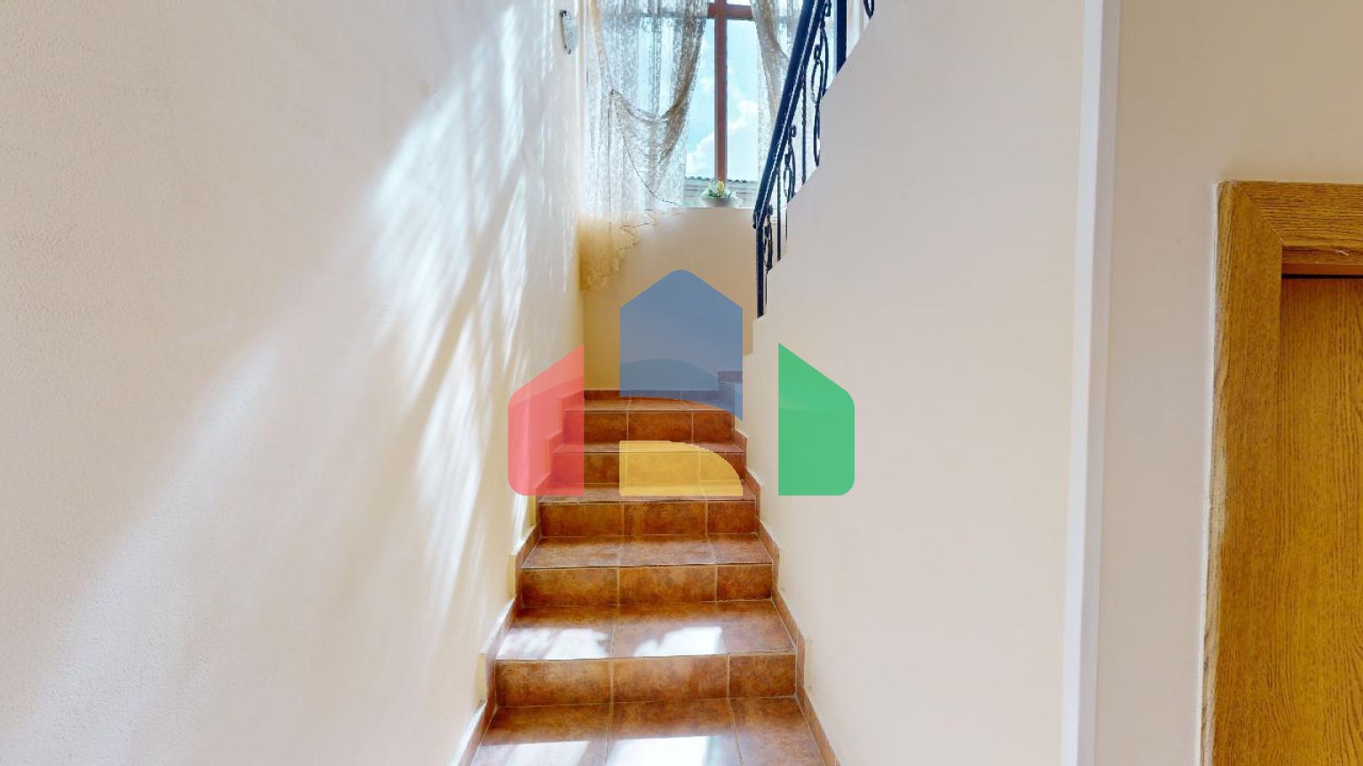 Просторный дом для отдыха в элитном комплексе 