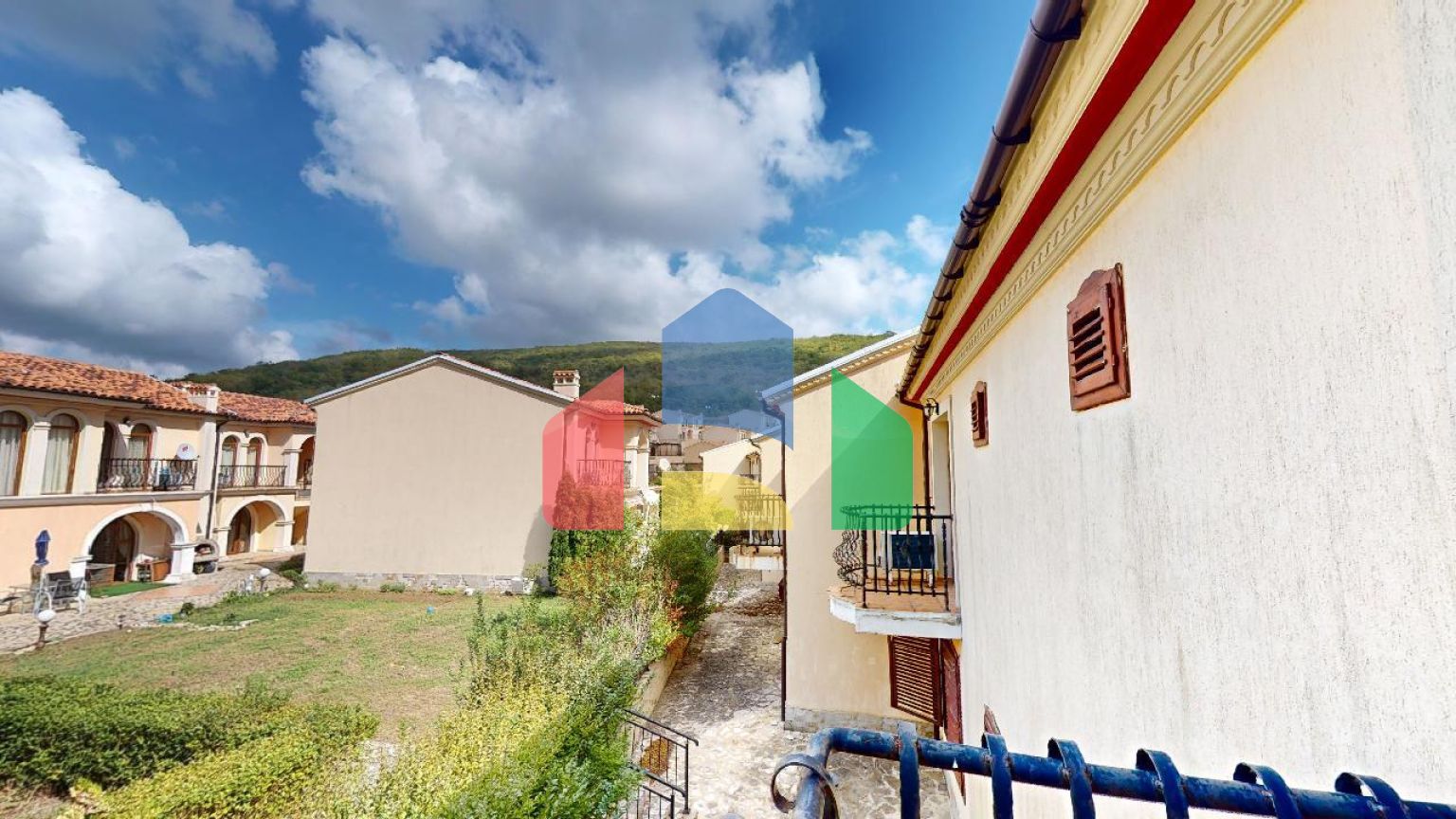 Просторный дом для отдыха в элитном комплексе 